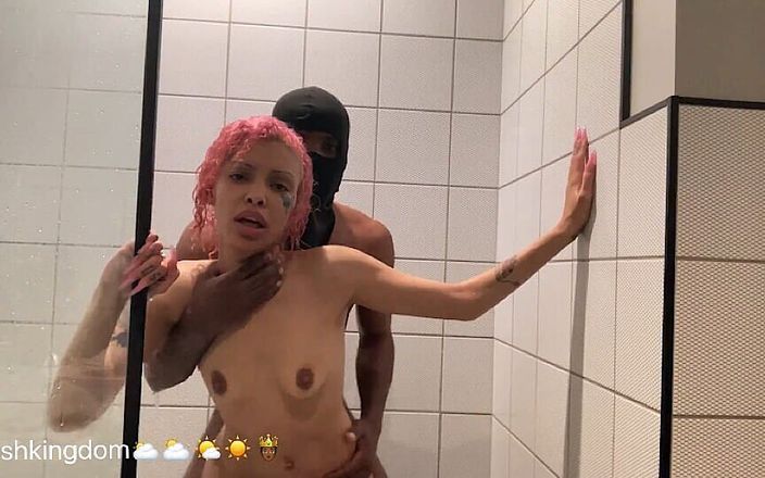 Onlyfanscushkingdom1: Michikomalandro lutscht BBC und wird dann anal in der Dusche...