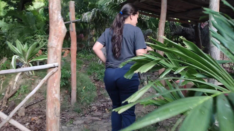 SugarPose: 야외에서 걷고 큰 젖탱이와 엉덩이를 깜박이는 귀여운 날씬한 라틴계 소녀