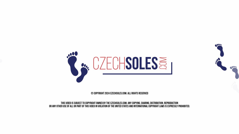 Czech Soles - foot fetish content: Rutina de dimineață cu picioarele goale a Yelenei