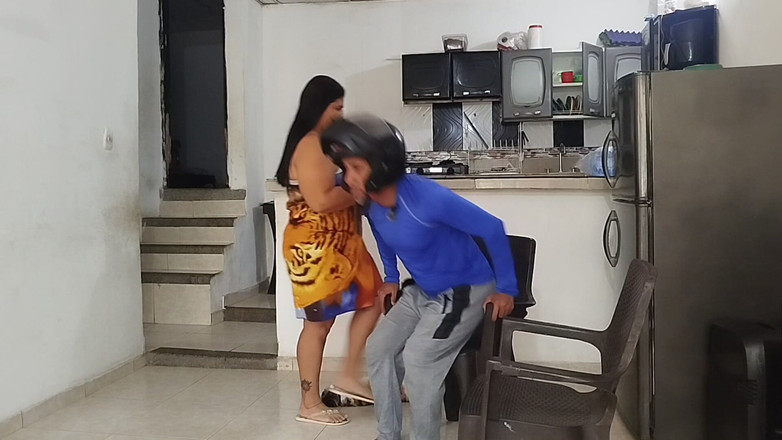 Adribella69: गृहिणी डिलीवरी मैन को चोदती है क्योंकि उसके पति ने डिलीवरी के लिए भुगतान करने के लिए नकदी नहीं छोड़ी थी।