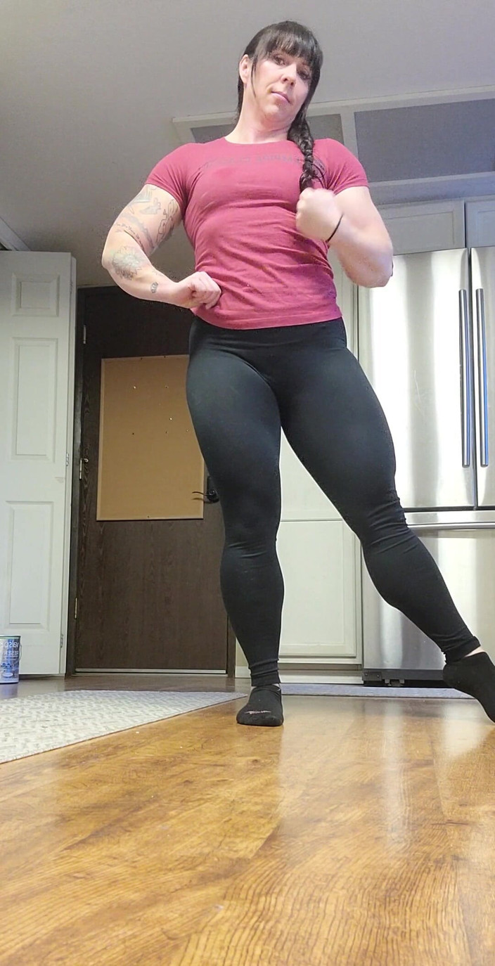 Ecko Belle: 내 송아지와 이두근 시합을하기 전에 부엌에서 구부리기 내 옷을 찢어