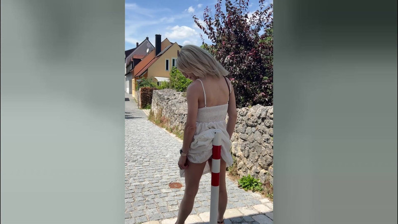 TV_Helena: Awek tranny tergelincir di bawah pakaian musim panas! Melancap awam...