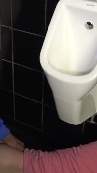 Puta follada a pelo en baños públicos por árabe