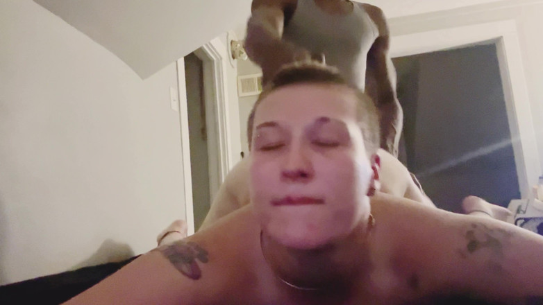 Thekookiejar: Le plombier vient réparer les tuyaux d’une femme au foyer...