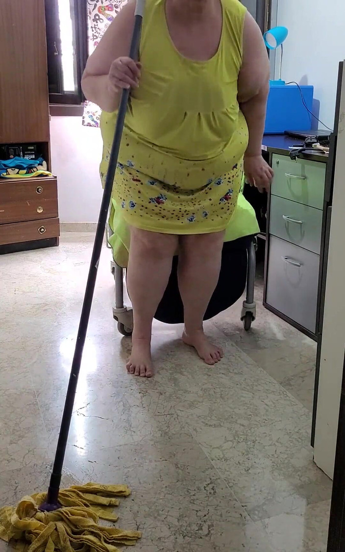 CoolMarina: Coolmarina. Old Cleaner robi się napalona w pracy