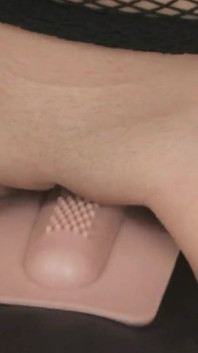 Roxie mesh underkläder och vibrerande dildo i hennes fitta