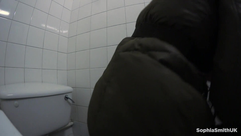 All Sexy Vids: Changing rooms pee