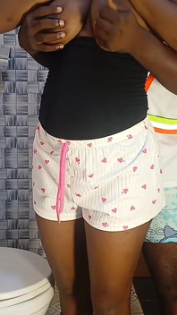 L'idraulico scopa la figliastra di 18 anni del cliente in bagno (teen africana)