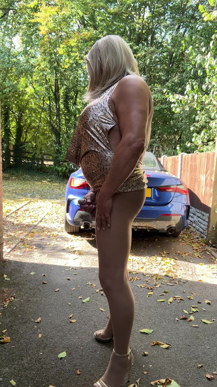Kellycd2022: Sexy transvestiert kellycd2022 in gold Leoparden Muster kleid gebräunte strumpfhosen...