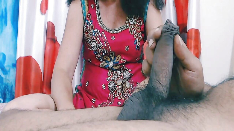 Bolly Karma: Perfektní děvka MILF předvádí své dovednosti