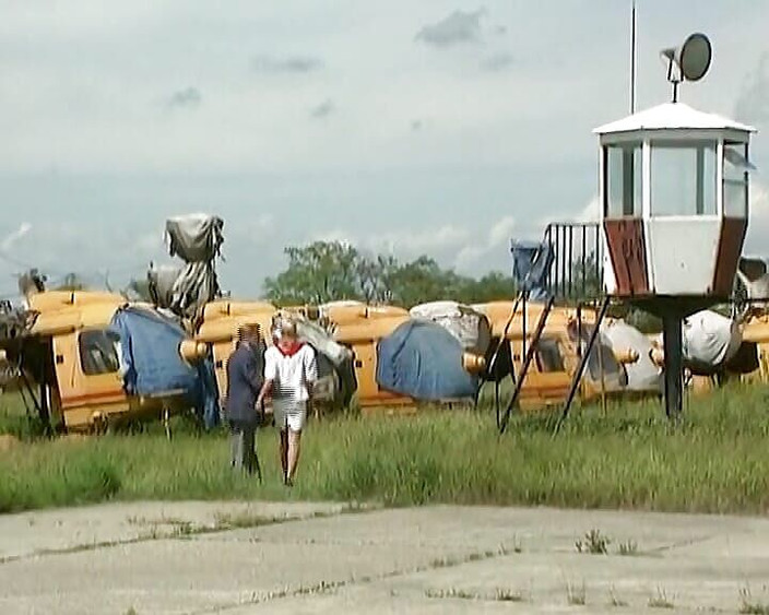 Deutsche Camgirls: Une blonde sexy d'Allemagne fait plaisir à une bite avec ses...