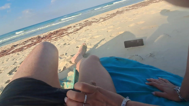 LauraOnHeels: MILF lutscht einen Schwanz mit am Strand verschluckendem Sperma aus...
