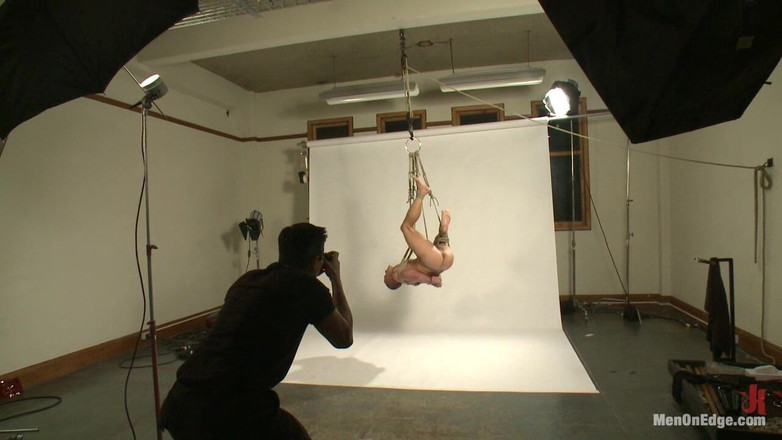 Men on Edge: Heet lichaamsmodel is nieuwsgierig naar randen en bondage