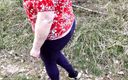 Bouncy Tits Action: Delante del banco en el bosque sus tetas folladas duro