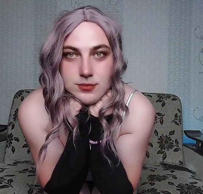 Kitty_Cross: Cewek sange ini lagi asik menggodaku dengan rok di windy...