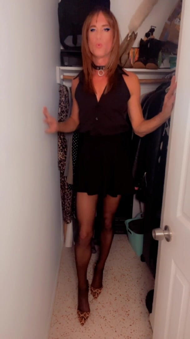 TVI Studios Val Parker: Nej! Påkommen crossdressing som en slampa i garderoben