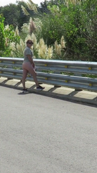 Patricia auf der Brücke über die Straße