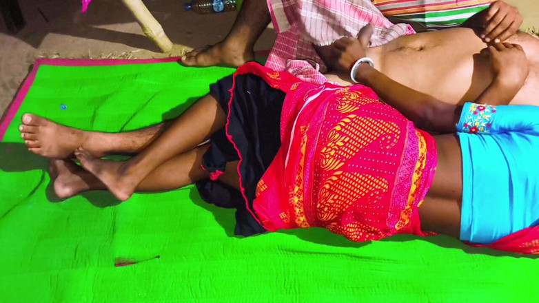Pumi: Pyasi Bhabhi Apne Pati Ka Kapda Utar Kar Land Ko...