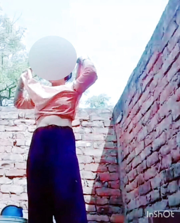 TricolorMusic3: Velmi krásná dívka se koupala na svém dvoře