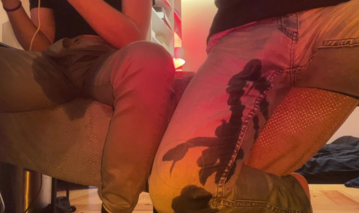 AmateurBoysPissing: 2 amatör ev arkadaşı bir takipçi için kamerada pantolonlarını ıslatıyor