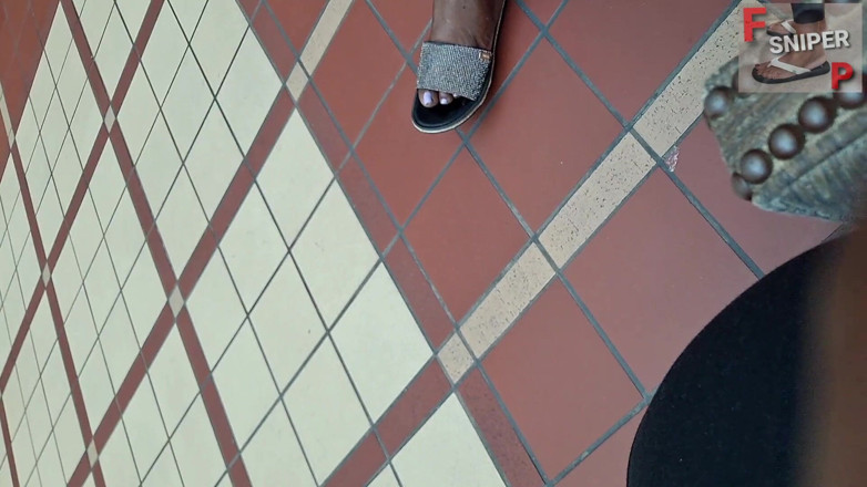 Foot Patrol: Señora trabajadora ébano con pies de grandota con dedos rosas