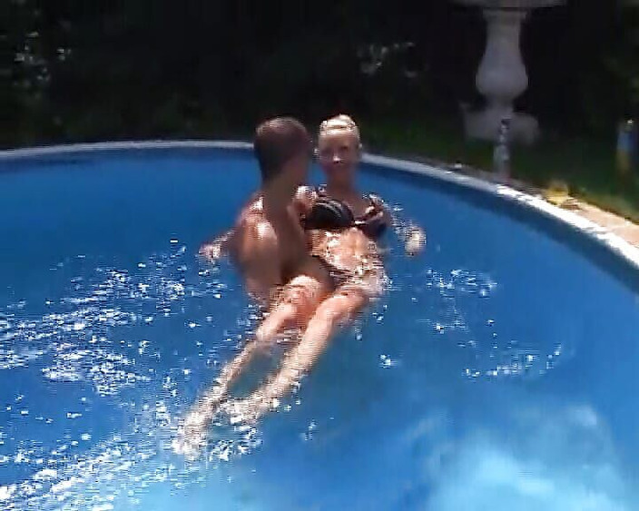 Porno kino: 令人惊叹的德国金发女郎在户外骑乘大鸡巴