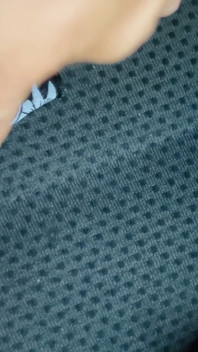 W samochodzie zatrzymuję się na parkingu, żeby zrobić dildo w cipkę jak dziwka, ryzykując zaskoczenie przez obcych