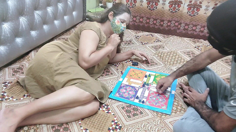 Pakistani CoupleX: Индийская сводная сестра дези играла в игру Лудо, но в конце концов, она превратилась из лудо в раком секс-игру