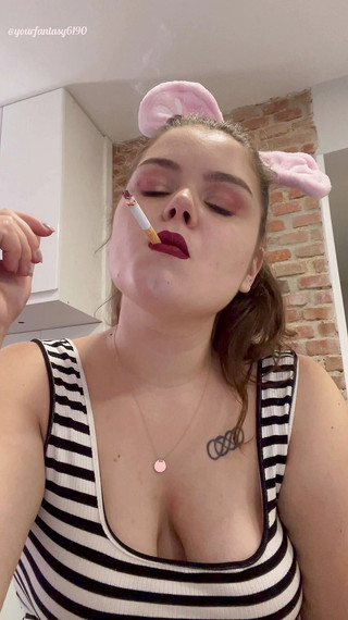 Your fantasy studio: Курение с красной губной помадой