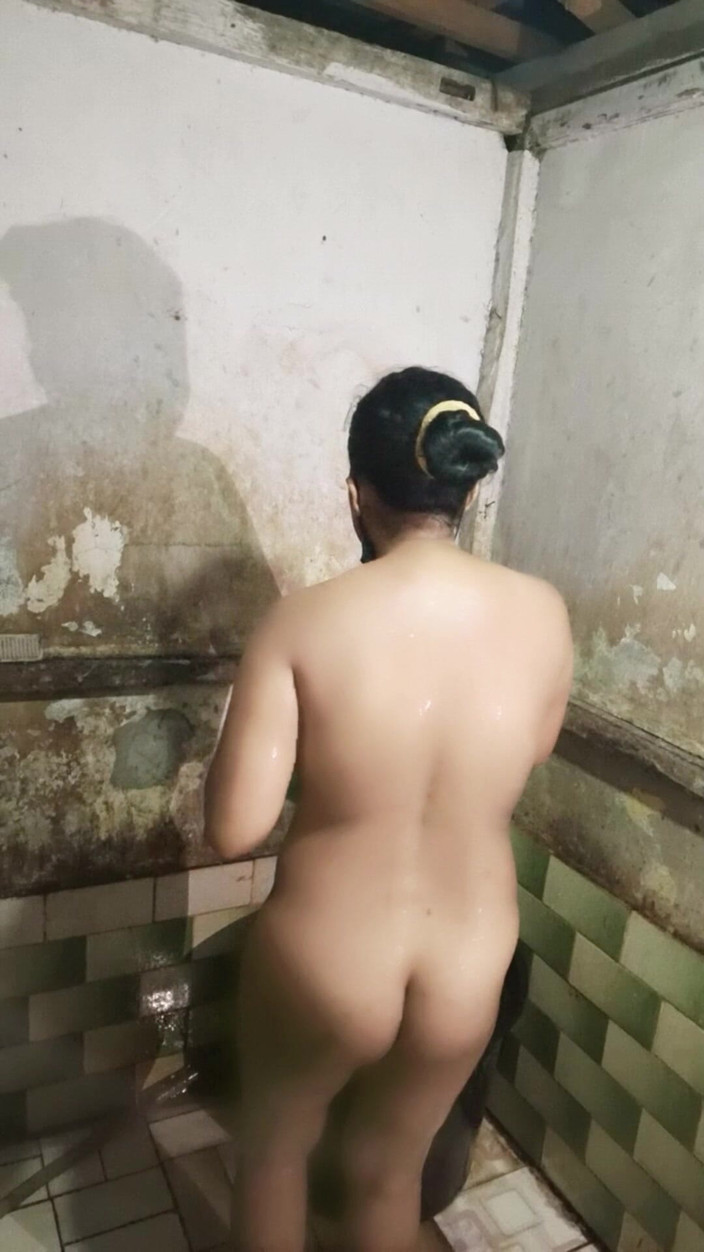 Rania: Видя, как сводная сестра невестки принимает душ во время мастурбации