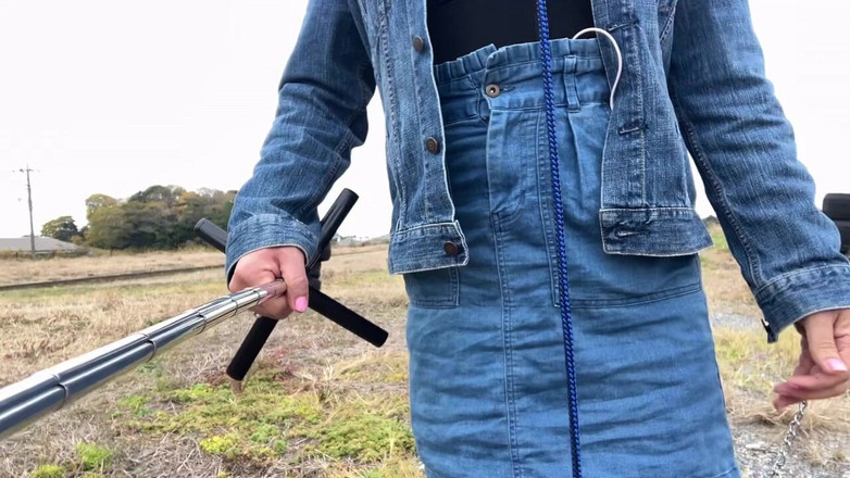 megu2002: 独立训练 No34 紧身裙卷起胸罩裸露走路