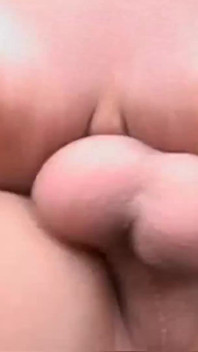 Ragazzina magra usa un grosso cazzo vicino alla piscina