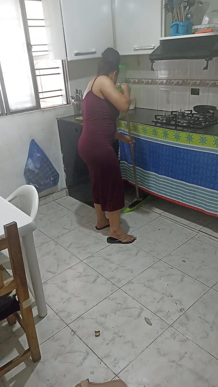 Pikaa6: Pendant que ma femme nettoie la maison, je lui dis...