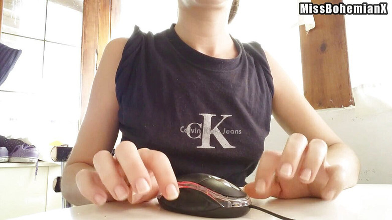 Miss Bohemian X: Netrpělivé klepání na nehty při práci na mém notebooku - MissBohemianX