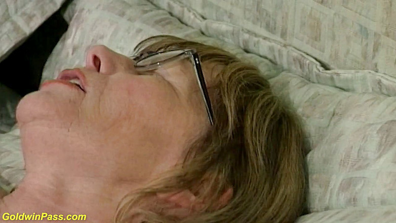 Goldwin pass: Lezbiyen nineler evde yalnız