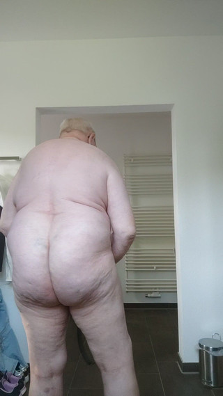 Karlchengeil: Dihukum kerana terlalu banyak miang dan perut