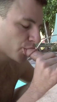 Pria seksi coli mentah-mentah di kolam renang