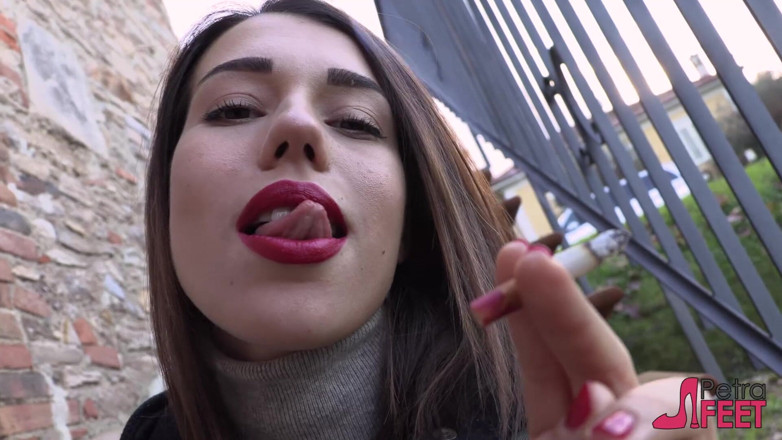 Smokin Fetish: În aer liber fumând pe scări cu dulcea Petra