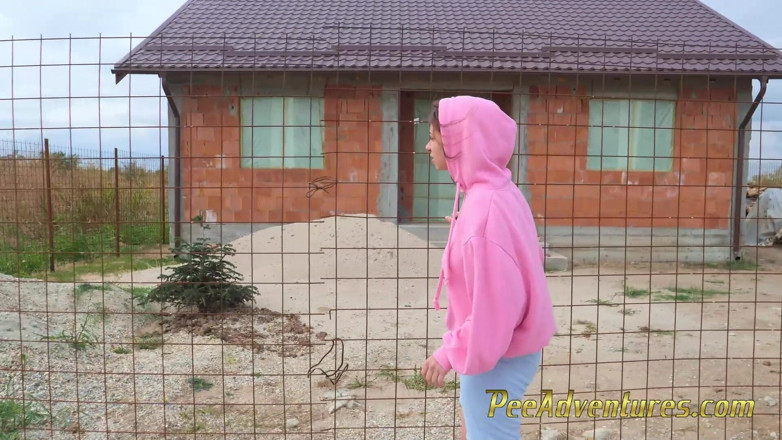 Pee Adventures: Дівчина-хіпстер переодягається і писяє на відкритому повітрі