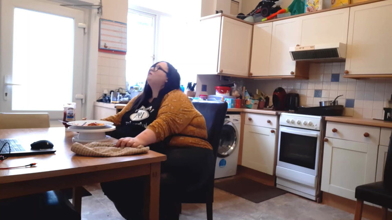 SSBBWLadyBrads: BBW SSBBW eating scene fanfiction pig in an apron