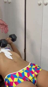 Il patrigno aiuta con l'allenamento