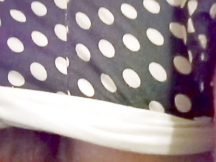 BW_Dolphin: 在美丽的音乐中自慰。毛茸茸的阴户。阴蒂特写，眨眼的屁股。