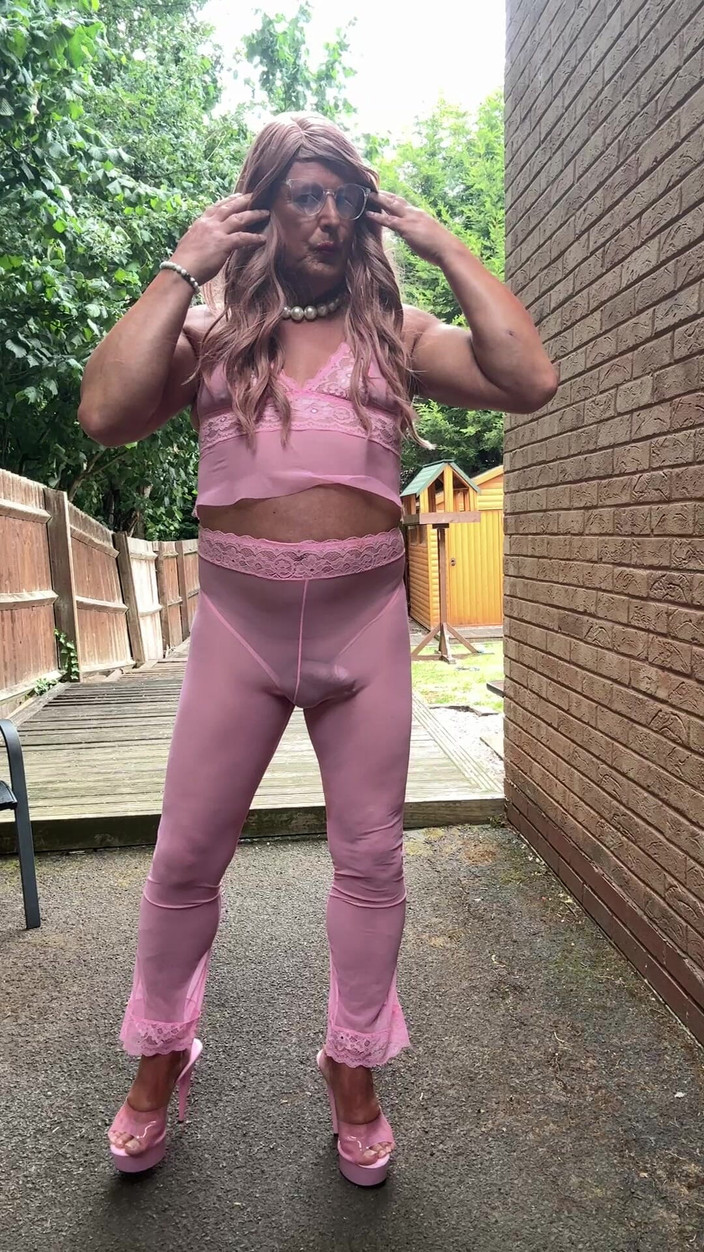 Kellycd2022: Pembe kıyafetli ve topuklu seksi travesti kellycd2022