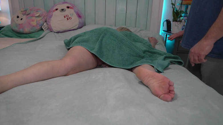 TabithaXXX: Mẹ kế được mát-xa kết thúc có hậu từ con trai...