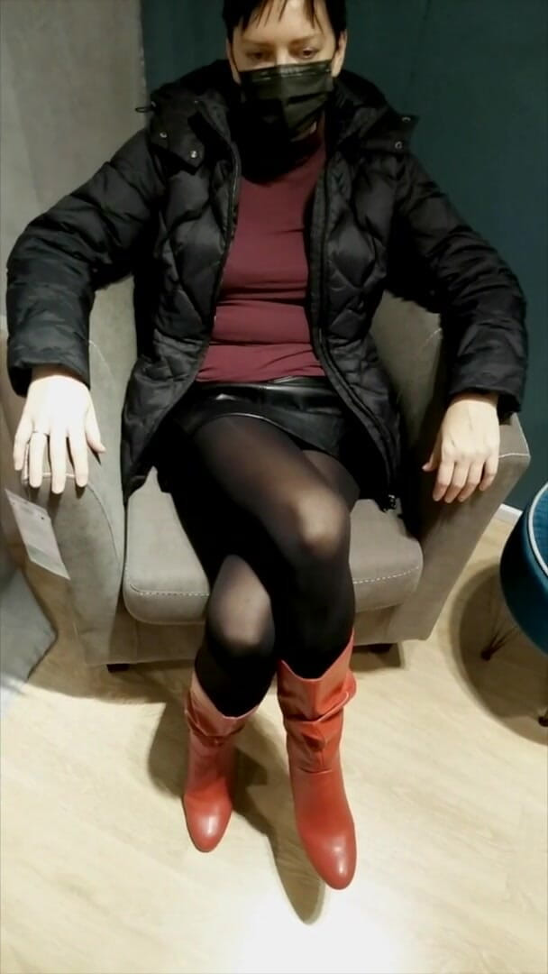 Mature_cunt: Orgasmo a gambe incrociate in un centro commerciale