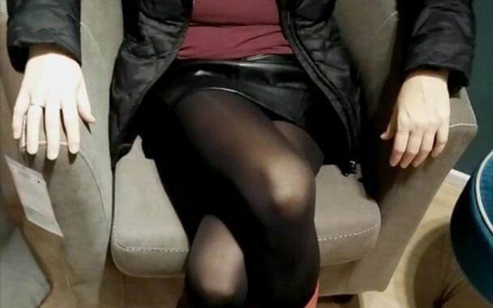 Mature cunt: Crossed legs orgasm in a shopping mall