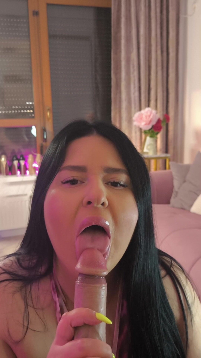 OliviaThea: Schlampiger blowjob vor dem abendessen