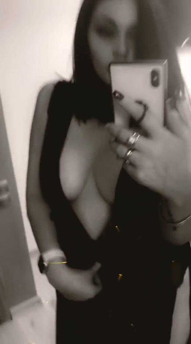 Goddess Misha Goldy: 私の美しさはあなたをひざまずかせてよだれを垂らす