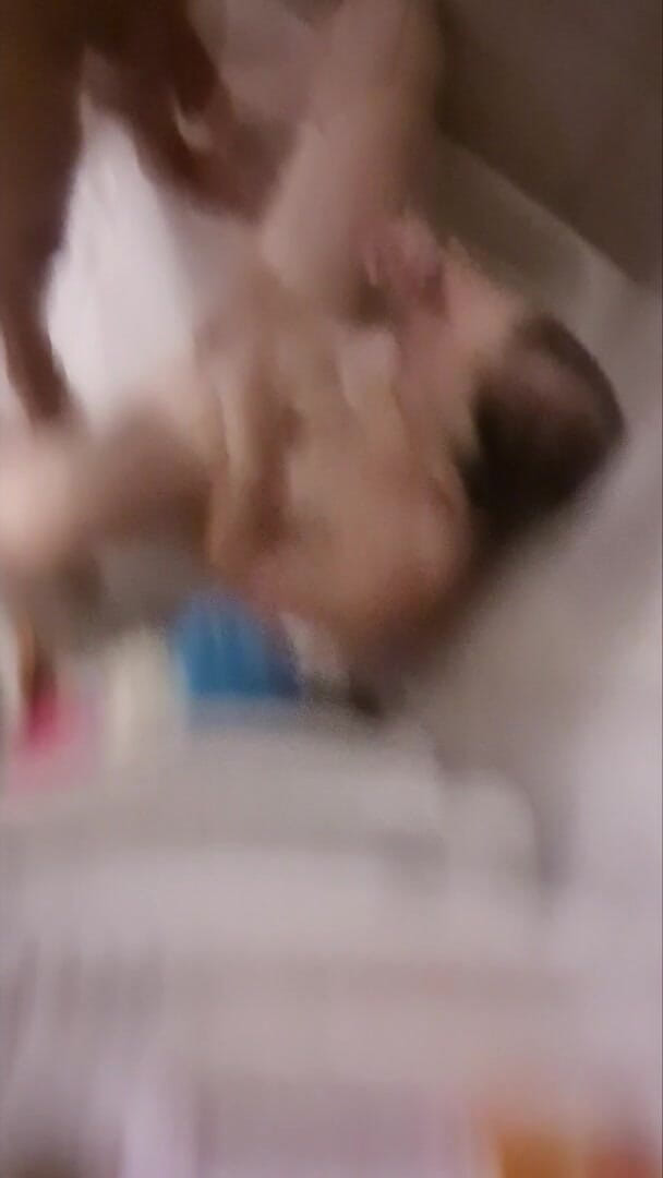 KittieNoOne: 彼は剃った私の秘部に射精する