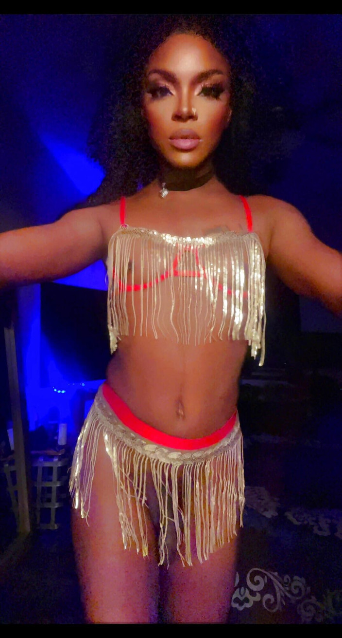 Angel twopher1 Kade: Ladyboy ben dotato mostra cazzone nero e culo compilato